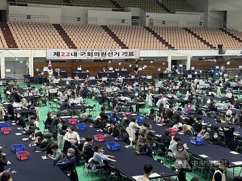 韓國10日舉行第22屆國會選舉，韓國4大電視台出口民調結果顯示，執政黨國民力量在國會300席中，可能只拿下100席。圖為開票現場。中央社記者廖禹揚首爾攝  113年4月10日