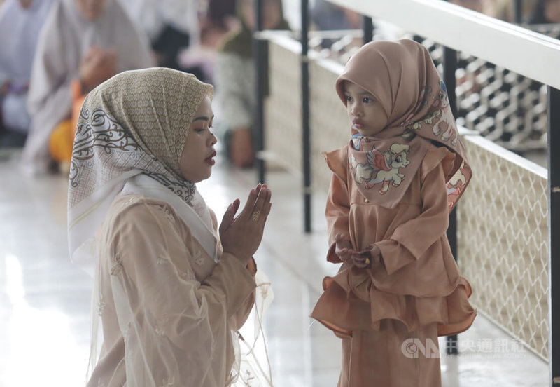 马来西亚穆斯林10日共同庆祝开斋节，穆斯林儿童在国家清真寺（Masjid Negara Malaysia）凝望著妈妈以庄严肃穆神情祈祷。中央社记者黄自强吉隆坡摄  113年4月10日