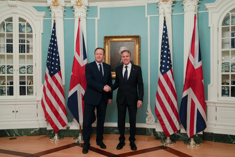 英国外相卡麦隆（左）9日在华府与美国国务卿布林肯（右）会谈，双方触及乌克兰、中东及印太区域情势。（英国外交部提供）中央社记者陈韵聿伦敦传真  113年4月10日