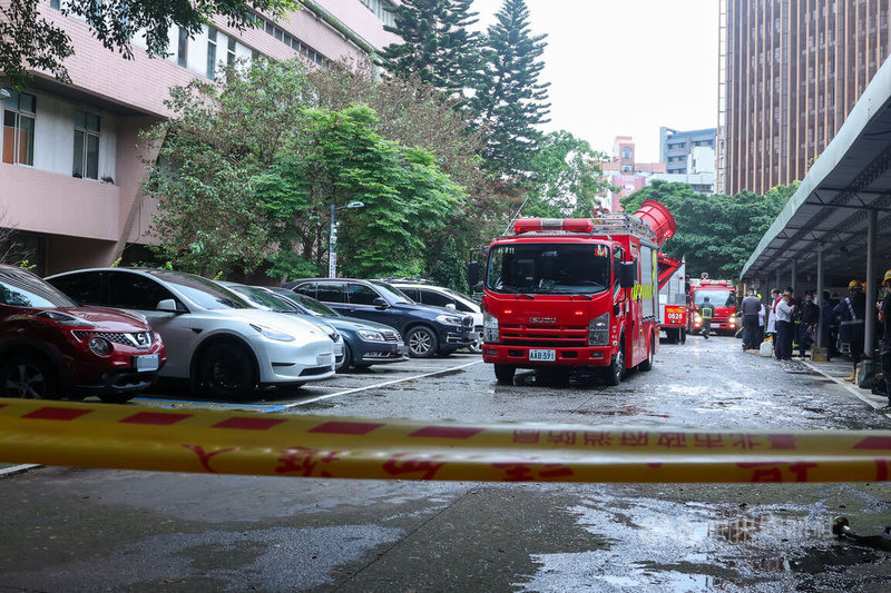 台北市士林區陽明醫院10日上午發生火警,起火點為地下室1樓的機房,台北市消防局獲報立即派大量人車前往滅火,院內醫護人員和看病民眾都緊急疏散,幸無傷亡。醫院停車場拉起警戒線。中央社記者吳家昇攝 113年4月10日