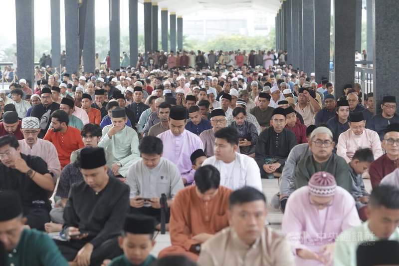 马来西亚穆斯林10日共同庆祝开斋节，位于吉隆坡铁道局总部附近的国家清真寺（Masjid Negara Malaysia）清晨集聚祈祷人潮。中央社记者黄自强吉隆坡摄  113年4月10日