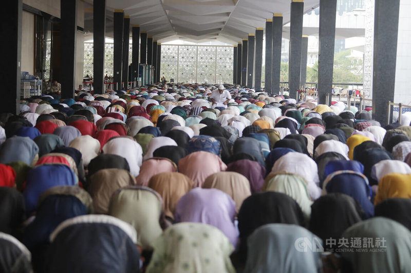 马来西亚穆斯林10日共同庆祝开斋节，穆斯林以虔诚敬意祈祷。中央社记者黄自强吉隆坡摄 113年4月10日
