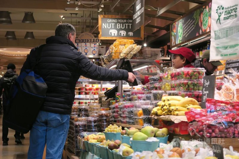 美國勞工部10日公布，3月消費者物價年增3.5%，高於市場預期。圖為紐約民眾在曼哈頓一間超市購物。中央社記者尹俊傑紐約攝  113年4月10日