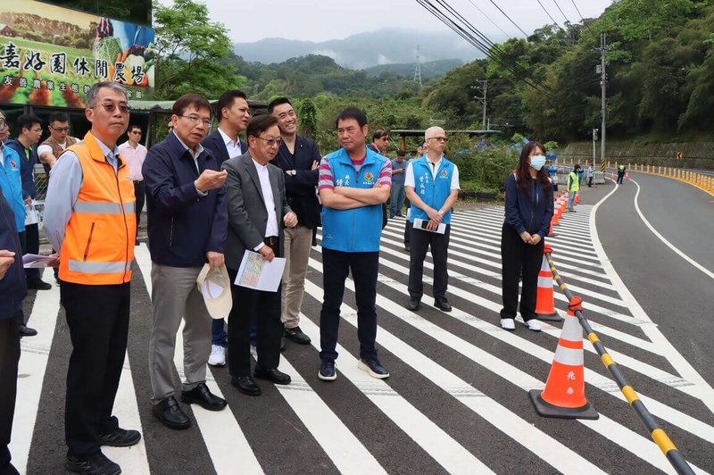 苗栗縣三灣鄉台3線102至103公里路段屢傳重機騎士高速過彎摔車傷亡，被稱為「絕命彎道」。交通部長王國材（前左2）10日會同立委、縣府單位到場會勘，擬增設測速照相桿以降低事故。（苗栗縣政府提供）中央社記者管瑞平傳真  113年4月10日