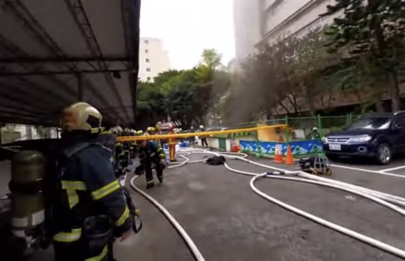 台北市立聯合醫院陽明院區10日上午發生火警,起火點為地下室1樓的機房,台北市消防局獲報立即派大量人車前往滅火,院內醫護人員及民眾都緊急疏散,無傷亡。(翻攝照片)中央社記者黃麗芸傳真 113年4月10日