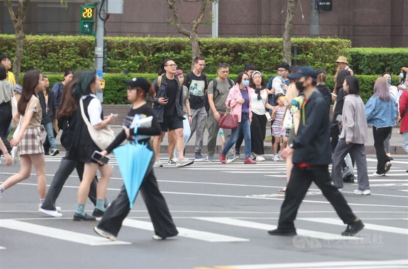 圖為台北市信義區街頭民眾。（中央社檔案照片）