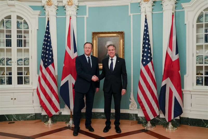 英國外相卡麥隆（左）9日在華府與美國國務卿布林肯（右）會談，雙方觸及烏克蘭、中東及印太區域情勢。（英國外交部提供）中央社記者陳韻聿倫敦傳真 113年4月10日