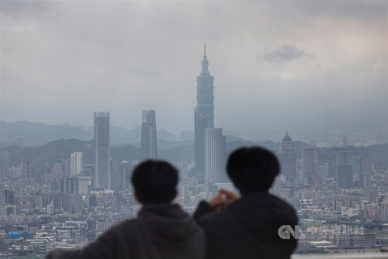 圖為民眾自台北市碧山巖眺望市區。（中央社檔案照片）