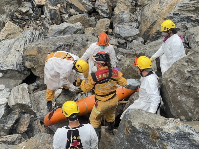 搜救人員10日在太魯閣砂卡礑步道陸續運出5具遺體。（花蓮縣消防局提供）