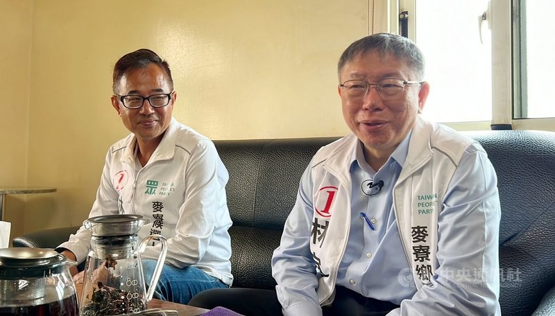 民眾黨主席柯文哲(右)到雲林Long stay為黨提名的麥寮鄉長補選候選人林宜豊(左)輔選,10日上午拜會麥寮霄仁厝種蔥大盤包裝場,瞭解農業生產面臨的問題。中央社記者蔡智明攝 113年4月10日