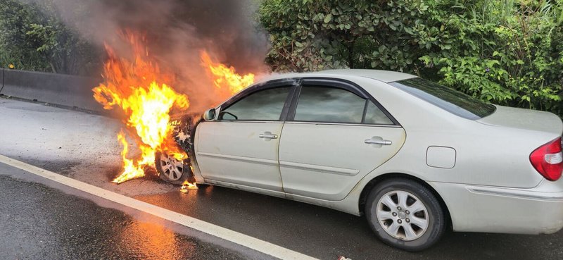 一輛轎車10日上午在台62線西向11.6公里處，車頭突然起火燃燒，基隆市消防局獲報前往救援，所幸無人受傷。（讀者提供）中央社記者王朝鈺傳真  113年4月10日