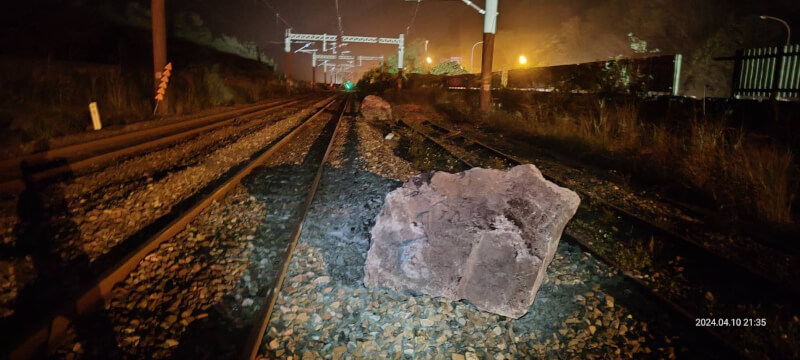 台鐵445次普悠瑪號列車10日晚間在花蓮和仁段遭落石砸中車頭，導致列車出軌，車上約載有200名乘客，所幸無人受傷。（民眾提供）中央社記者李先鳳傳真 113年4月10日