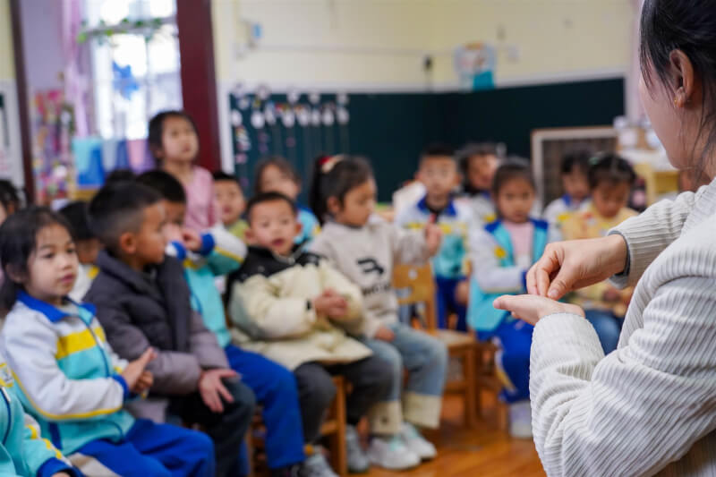 中國貴州省一間幼兒園老師7日在指導小朋友學習正確洗手方法。（中新社）