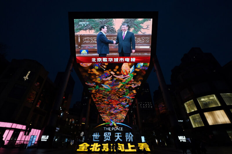 北京一處電視螢幕10日播放著前總統馬英九（左）與中國國家主席習近平（右）會面的新聞。（法新社）