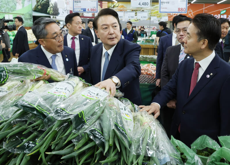 南韓總統尹錫悅（前中）3月18日巡視超市，對青蔥價格的發言遭到嘲諷。（韓聯社）