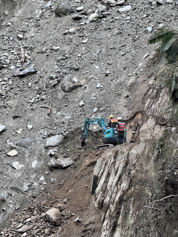 花蓮地震進入第8天，太魯閣砂卡礑步道是重點搜救區，重機具持續開挖，預計10日挺進步道0.5公里處，將5日發現的2名罹難者救出。（民眾提供）中央社記者張祈傳真 113年4月10日