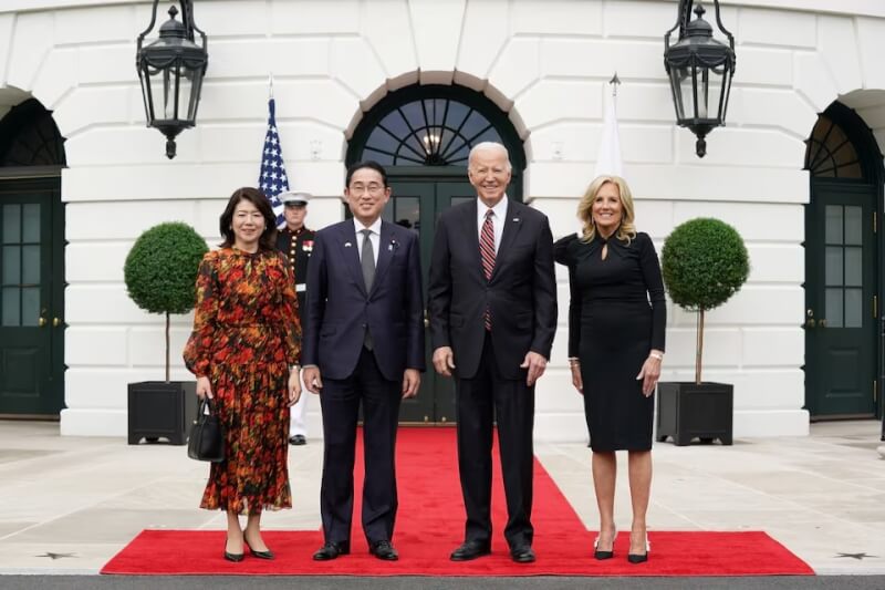 日本首相岸田文雄（左二）偕夫人岸田裕子（左一）赴美進行國是訪問，9日與美國總統拜登（右二）和第一夫人吉兒（右一）合影。（路透社）