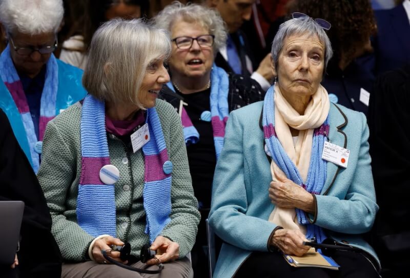 瑞士「年長婦女氣候保護協會」成員9日出席歐洲人權法院裁決聽證會。（路透社）