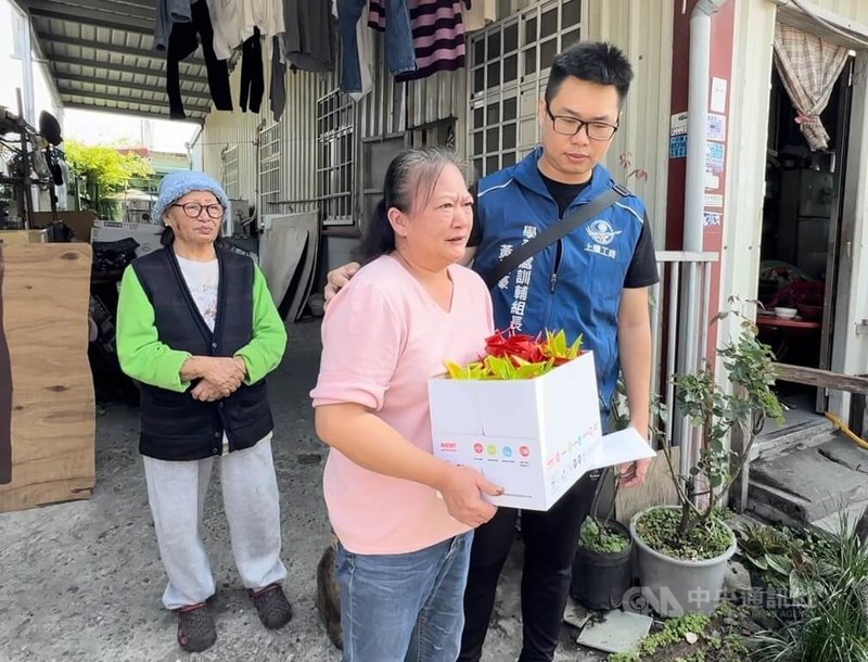 在花蓮晶英酒店建教實習的黃姓高三生,3日上班途中碰上地震,因落石砸車,目前仍重度昏迷。上騰工商老師黃建豪(右)11日帶著學生們摺的紙鶴為家屬打氣。中央社記者張祈傳真 113年4月11日