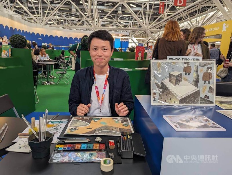 台灣插畫家鄭元欽作品獲選2024年義大利波隆那插畫展,他是12名台灣入圍創作者中唯一獲選者,文化內容策進院規劃波隆那兒童書展台灣館活動,邀鄭元欽現場簽繪。中央社記者王寶兒攝 113年4月11日