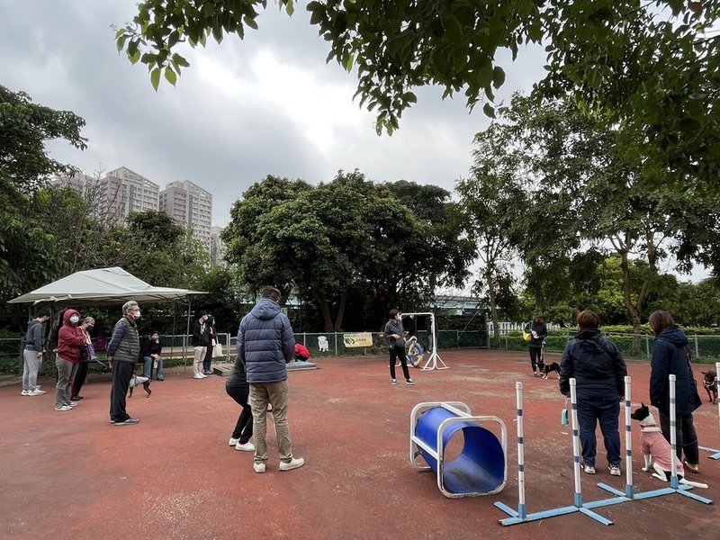 為鼓勵民眾在動物之家認養，減少退回率，新北市動保處11日表示，持續推出免費認養後訓犬課程，由專業訓犬師幫忙協助解決狗狗行為問題，飼主可帶狗狗到板橋毛寶貝生命教育園區上課，與訓犬師一同訓練毛寶貝。（新北市動保處提供）中央社記者楊侃儒傳真 113年4月11日