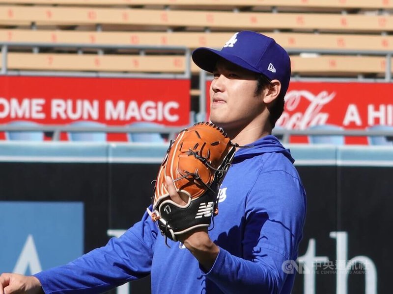 日本棒球明星大谷翔平去年季末手肘開刀,2日展開傳接球復健。他近日談到,投手在較短的時間內要維持一定工作量,勢必對身體造成壓力,他個人認為投球時鐘可能和許多投手受傷有關連。中央社記者林宏翰洛杉磯攝 113年4月11日