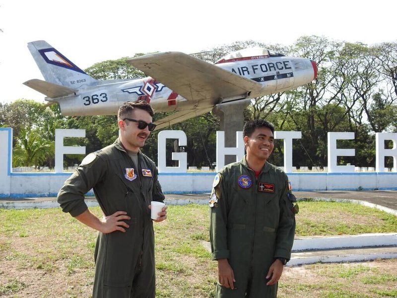 菲律宾空军11日开放媒体赴巴塞空军基地采访菲美空军「雷霆对抗」第一阶段演习。图为参与演习的菲美两国军人。中央社记者陈妍君巴塞空军基地摄  113年4月11日