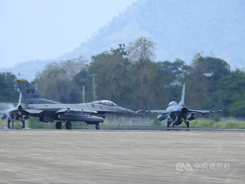 菲律賓空軍的FA-50戰機和美國空軍的F-16戰鬥機11日在馬尼拉西北方的巴塞空軍基地進行菲美空軍「雷霆對抗」第一階段演習。圖為F-16戰機參與演習。中央社記者陳妍君巴塞空軍基地攝  113年4月11日