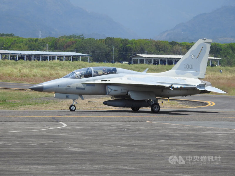菲律宾空军的FA-50战机和美国空军的F-16战斗机11日在马尼拉西北方的巴塞空军基地进行菲美空军「雷霆对抗」第一阶段演习。图为FA-50战机在跑道滑行。中央社记者陈妍君巴塞空军基地摄  113年4月11日