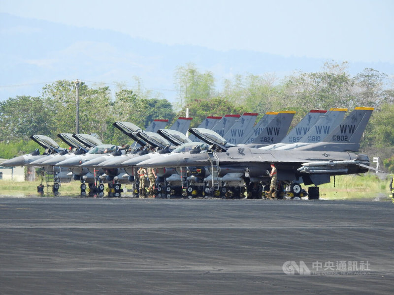 菲律宾空军的FA-50战机和美国空军的F-16战斗机11日在马尼拉西北方的巴塞空军基地进行菲美空军「雷霆对抗」第一阶段演习。图为F-16战机。中央社记者陈妍君巴塞空军基地摄  113年4月11日