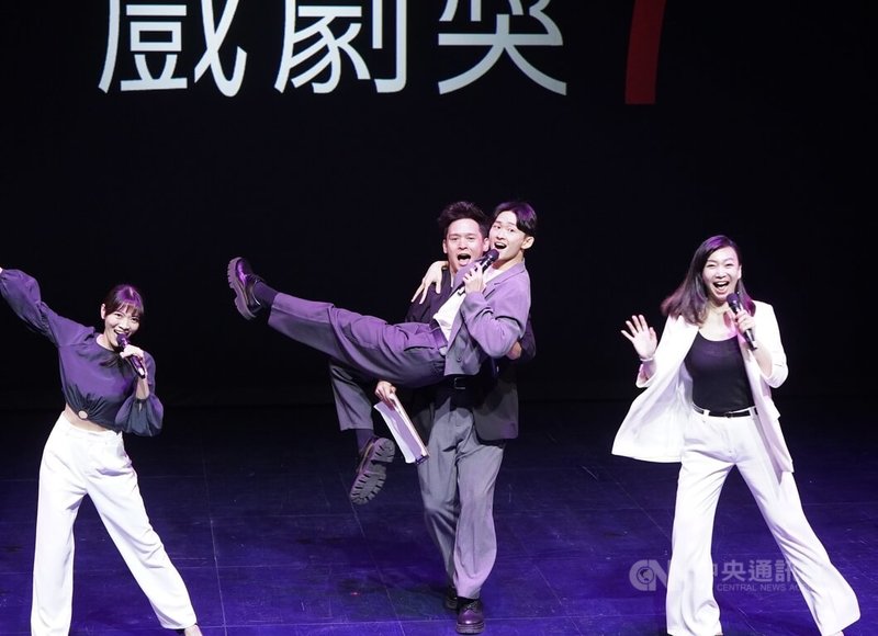 台北市政府文化局11日在台北表演藝術中心舉行「台北戲劇獎」宣告記者會,瘋戲樂工作室為活動開場演出,炒熱氣氛。中央社記者徐肇昌攝 113年4月11日