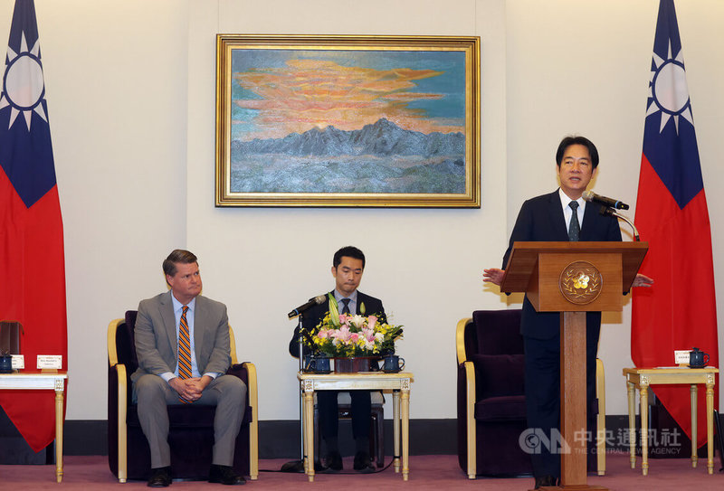 副總統暨總統當選人賴清德(右)11日上午在總統府接見「美國智庫2049計畫研究所」訪問團主席薛瑞福(Randall G. Schriver)(左)一行。中央社記者郭日曉攝 113年4月11日