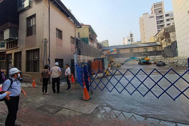 台南市北區北華街1處建築工地日前發現工地有安全疑慮，市府11日勒令停工，經勘驗發現已造成鄰近住宅傾斜，區公所協助疏散11戶住戶緊急安置，後續將由台南市土木技師公會調查原因。（台南市工務局提供）中央社記者楊思瑞台南傳真  113年4月11日