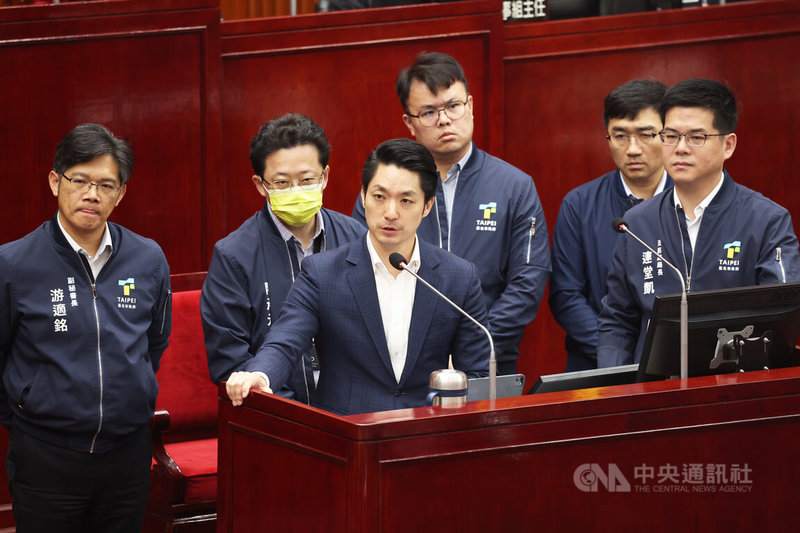 台北市長蔣萬安(左3)11日赴台北市議會專案報告,與台北市政府副祕書長游適銘(左)、衛生局長陳彥元(左2)、產發局長陳俊安(右3)、法務局長連堂凱(右)與商業處處長高振源(右2)一同列席備詢。中央社記者趙世勳攝 113年4月11日