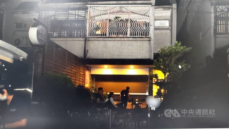 台中市在家中經營咖啡廳的36歲許姓男子,10日晚間疑因電視遙控器損壞,或因許母操作有問題,因而對許男叨唸,2人因此發生口角,許男竟持刀將母親刺死,試圖制止並搶下刀具的許父也受傷,警方獲報封鎖現場調查。(翻攝照片)中央社記者蘇木春傳真 113年4月11日