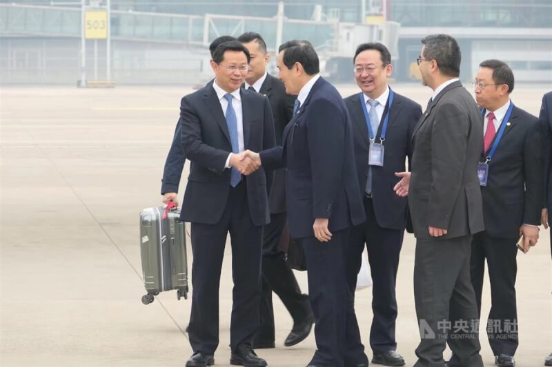 前總統馬英九（左二）11日上午在北京首都機場向來送機的國台辦副主任潘賢掌（左）等人握手致意告別。中央社記者呂佳蓉北京攝 113年4月11日