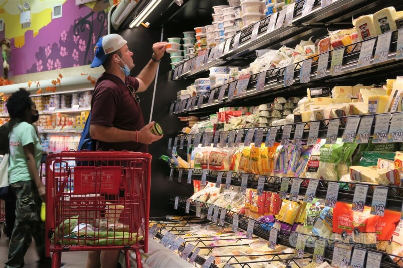 圖為去年10月紐約曼哈頓一間超市購物民眾。（中央社檔案照片）
