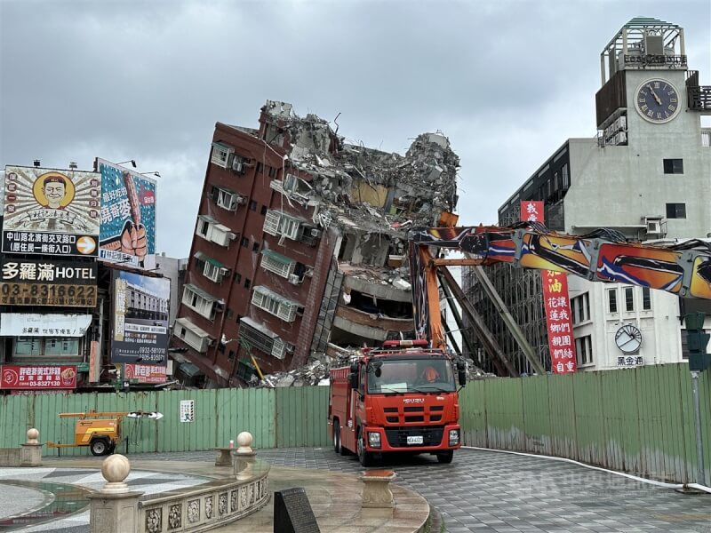 花蓮強震後，傾斜的天王星大樓拆除作業持續。（中央社檔案照片）