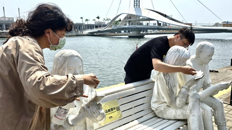 高雄駁二裝置藝術作品「手機人生」為3個全白立體人像,園區保全11日凌晨發現人像遭民眾惡作劇塗上紅唇,目前已由工作人員協助清除。中央社記者董俊志攝 113年4月11日
