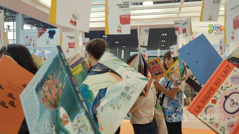 波隆那兒童書展場內設有「波隆那拉加茲獎精選 100」(The BRAW Amazing Bookshelf)展覽,展出國際評審從當年度報名拉加茲獎出版品中精選百大好書,台灣有創作者馬利、楊士毅與繪者王妤璇合作繪本「種子和風」,以及插畫家林小杯繪本「大稻埕動物園」入選。中央社記者王寶兒攝 113年4月11日