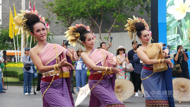 俗稱潑水節的泰國新年宋干節13日到15日即將登場，泰國政府在曼谷舉行慶祝活動，11日來自泰國各地的特色表演團體在曼谷街道上演出，充滿節慶氣氛。中央社記者呂欣憓曼谷攝  113年4月11日