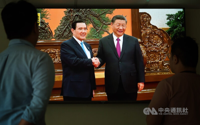 繼2015年新加坡「馬習會」後，前總統馬英九（左）與中共總書記習近平（右）10日在北京人民大會堂再度見面。這次馬習會僅開放少數台灣及香港媒體採訪；圖為台北民眾觀看電視直播。中央社 113年4月10日