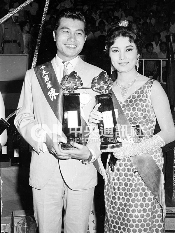 1965年6月22日台语影片展览会在台北市中华体育馆举行颁奖典礼。白兰（右）、陈扬（左）分获最佳女主角奖、最佳男主角奖。（中央社档案照片）