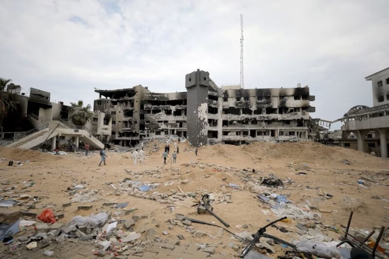 圖為以色列軍方襲擊加薩走廊的西法醫院後，大樓遭嚴重破壞。（路透社）