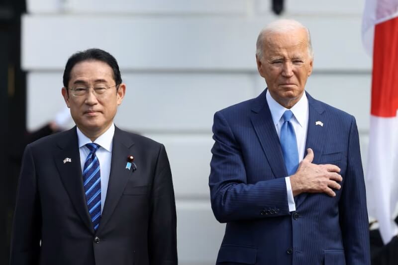 美國總統拜登（右）在華府歡迎日本首相岸田文雄（左）前來進行國是訪問。（路透社）