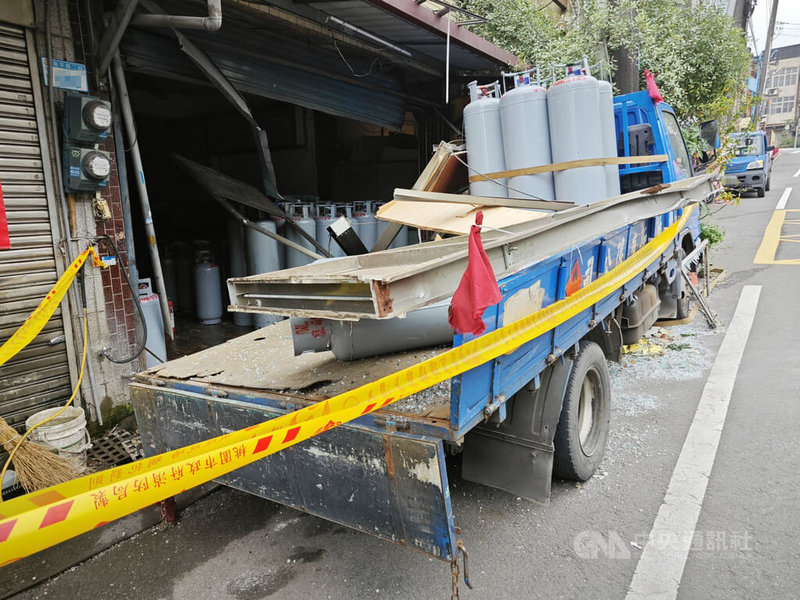 桃園市平鎮區南平路二段一處民宅12日疑發生瓦斯氣爆,警方調查,附近鄰居當時剛好在家中,聽到隔壁存放瓦斯的倉庫發生氣爆,隨後就有2名員工負傷跑出。(翻攝照片)中央社記者葉臻傳真 113年4月12日