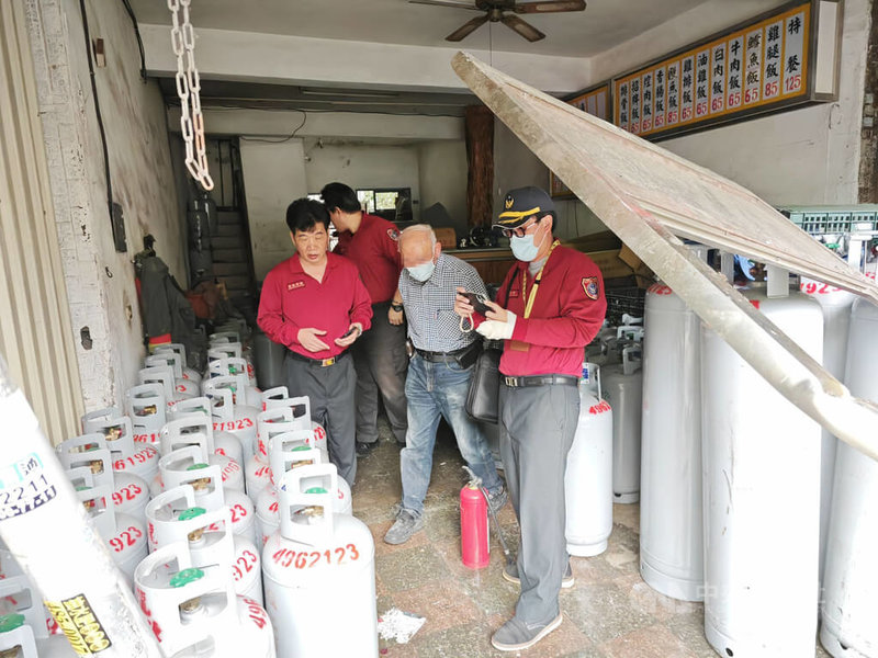 桃園市平鎮區南平路二段一處民宅12日中午疑發生瓦斯氣爆,造成2名男子受傷送醫。警方調查,這一處疑似是存放瓦斯的倉庫。(翻攝照片) 中央社記者葉臻傳真 113年4月12日