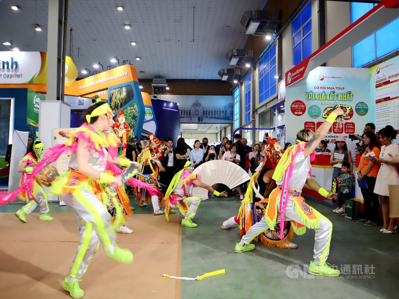 2024年越南国际旅游博览会11日至14日在越南首都河内市举行，台湾馆定时推出街舞融合民俗技艺的舞蹈表演，吸引越南民众围观。中央社记者陈家伦河内摄  113年4月12日