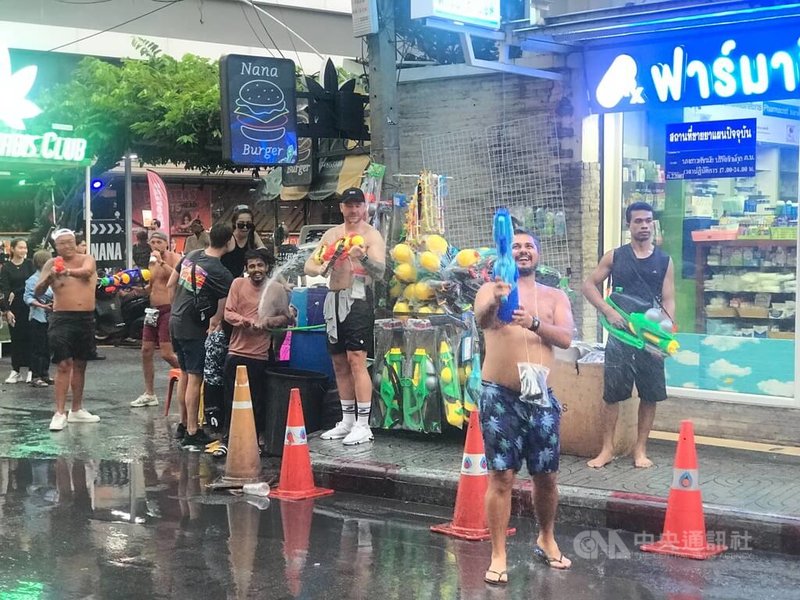 俗称泼水节的泰国新年宋干节13日到15日即将登场，12日下午曼谷街头已经有观光客大打水仗，为泼水节假期揭开序幕。中央社记者吕欣憓曼谷摄  113年4月12日