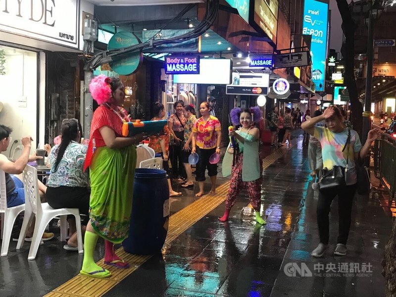 俗稱潑水節的泰國新年宋干節13日到15日即將登場，12日傍晚泰國人聚集在曼谷街頭向路過的民眾潑水。中央社記者呂欣憓曼谷攝  113年4月12日